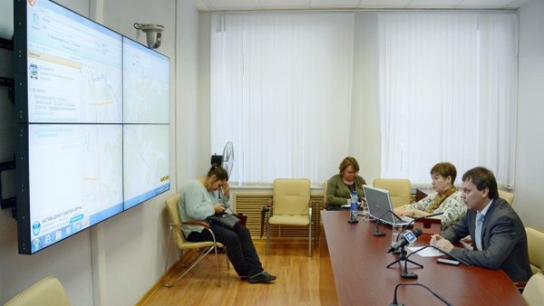 Илья Денисов отвечает на вопросы граждан в пермском call-центре