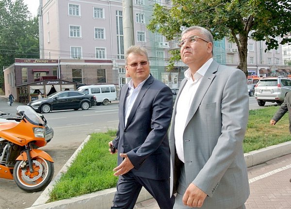 Николай Уханов вместе с главой Перми Игорем Сапко проверяют процесс востановления фасадов в городе